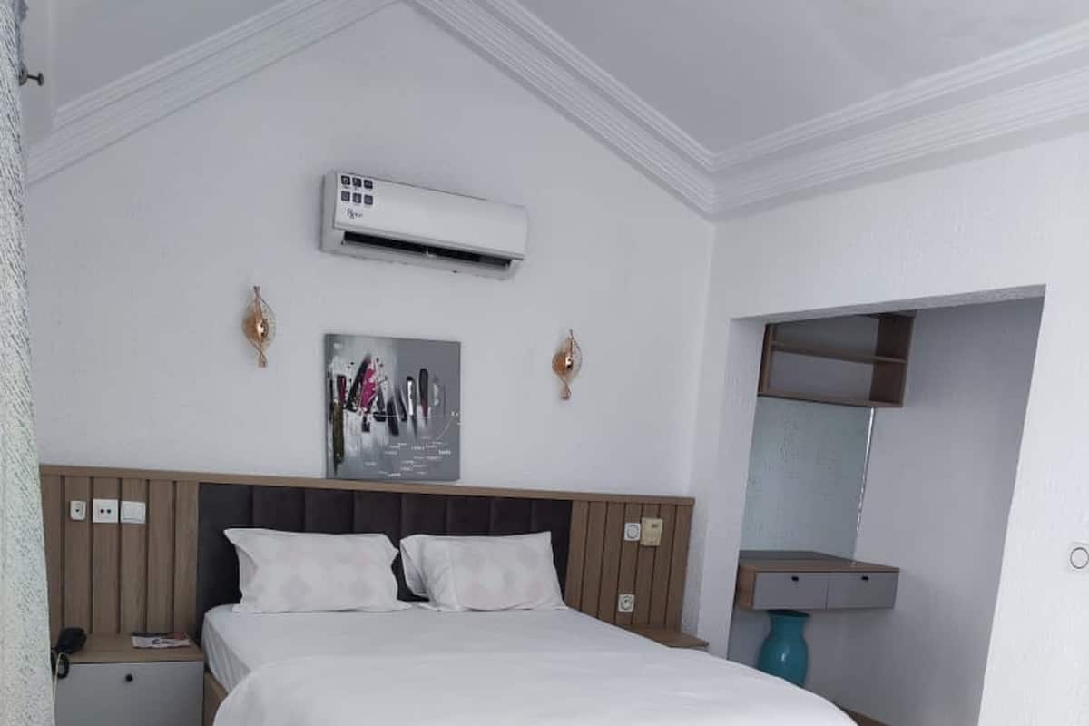 Habitación estándar, balcón, vista a la ciudad | Escritorio y espacio para trabajar con laptop