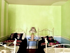 Escritorio, tabla de planchar con plancha, wifi y ropa de cama 