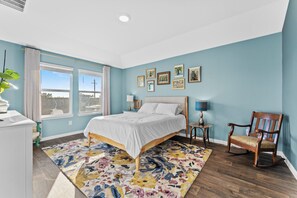 Free WiFi, bed sheets, wheelchair access - Designer Home | Romantic, Cozy Nights, Lazy Mornings (Kyle)