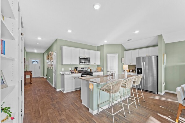 Refrigerador, microondas, horno y parrilla de estufa 