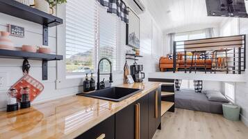 Een koelkast, een magnetron, een kookplaat