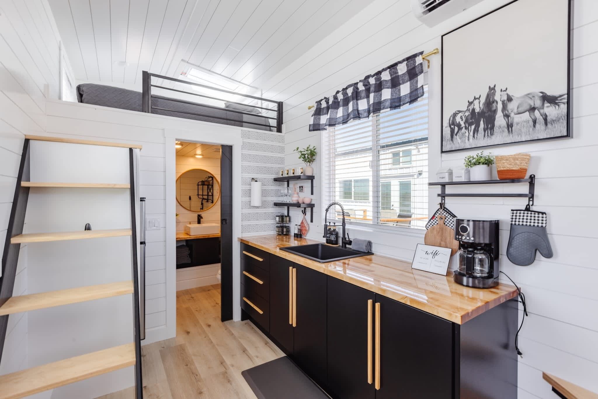 Jääkaappi, mikroaaltouuni, liesi, kahvin-/teenkeitin