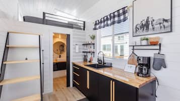 Een koelkast, een magnetron, een kookplaat