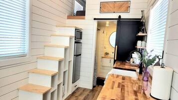 Réfrigérateur, four à micro-ondes, cafetière-théière