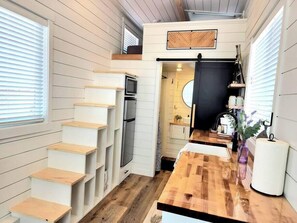 Kühlschrank, Mikrowelle, Wasserkocher mit Kaffee-/Teezubehör