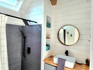 Een douche, een haardroger, handdoeken