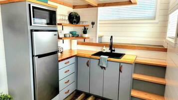 KĂźhlschrank, Mikrowelle, Wasserkocher mit Kaffee-/TeezubehĂśr