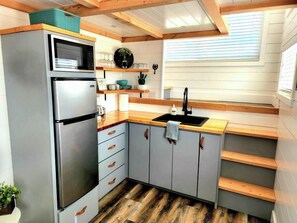 Kühlschrank, Mikrowelle, Wasserkocher mit Kaffee-/Teezubehör