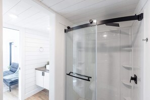Een douche, een haardroger, handdoeken, zeep