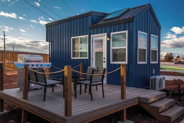 This charming tiny home features a cozy deck with stunning mountain views, a convenient parking space, and perfect conditions for stargazing. It’s a peaceful retreat surrounded by scenic natural beauty, ideal for relaxing or dining outdoors.