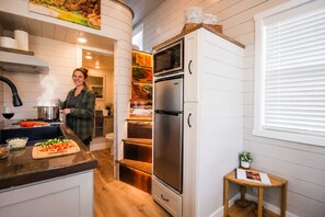 Kaffetrakter/tekoker, kjøleskap, mikrobølgeovn og ovn