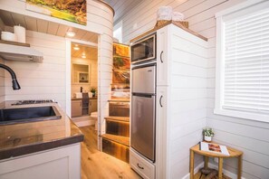 Jääkaappi, mikroaaltouuni, liesi, kahvin-/teenkeitin