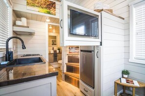 Een koelkast, een microgolfoven, een oven, een kookplaat