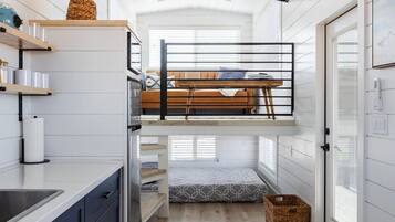 Cuna de viaje, wifi y ropa de cama