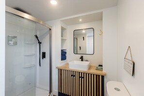 Een douche, een haardroger, handdoeken, zeep