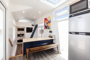 Jääkaappi, mikroaaltouuni, uuni, liesi