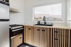 Refrigerador, microondas, horno y parrilla de estufa 