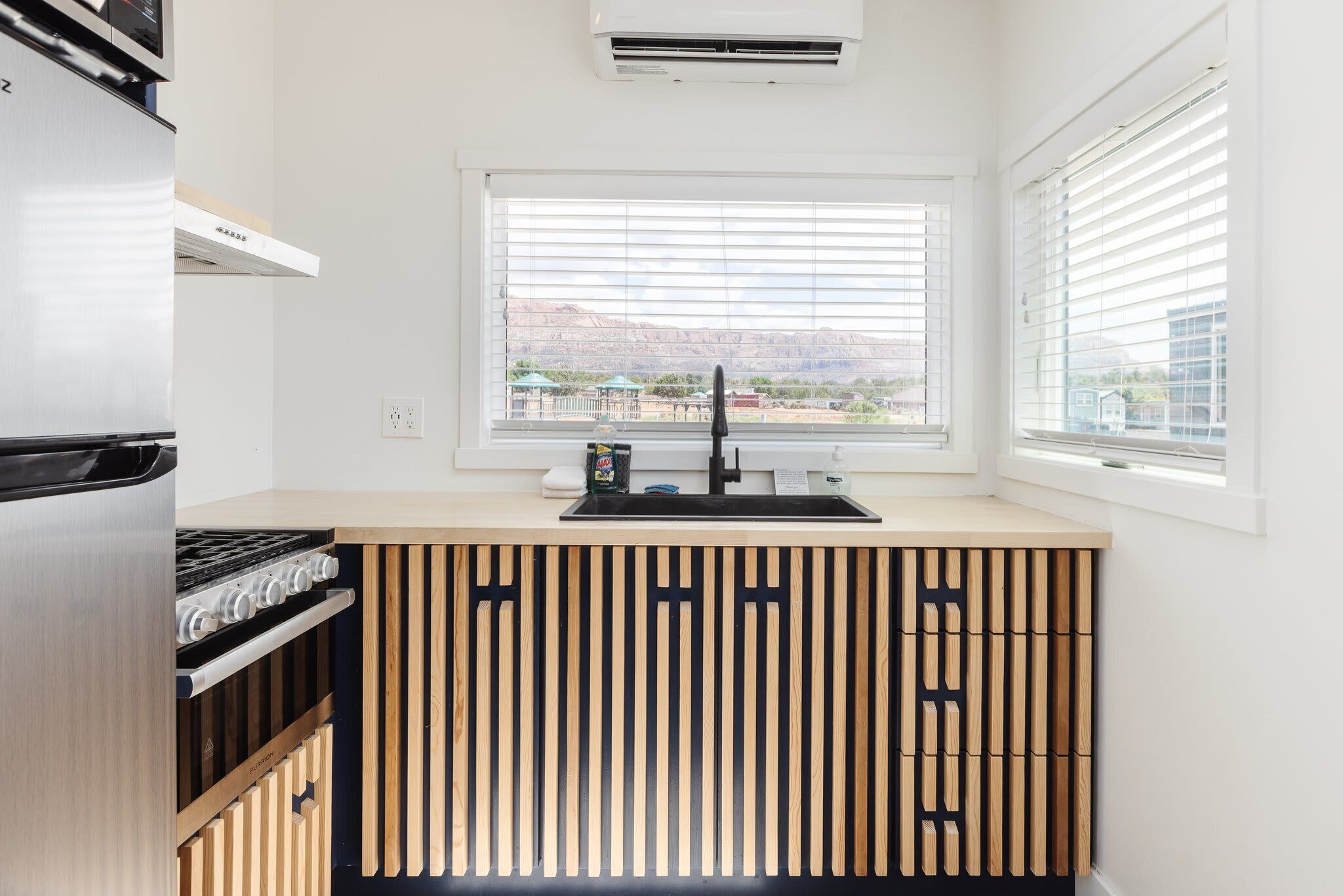 Jääkaappi, mikroaaltouuni, uuni, liesi