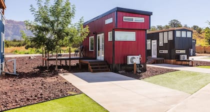 Pet-Friendly Stay Near Zion • Trails • BBQ & Deck