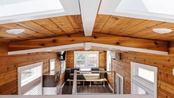 Een televisie en een kantoor