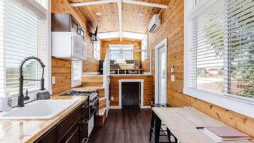 Een koelkast, een magnetron, een oven, een kookplaat