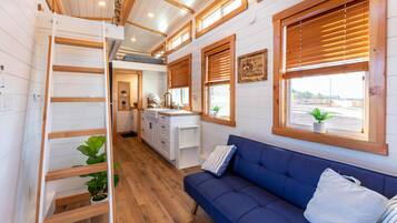 Televisio, videopelejä, DVD-soitin, työhuone