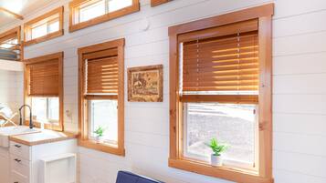 Televisio, videopelejä, DVD-soitin, työhuone