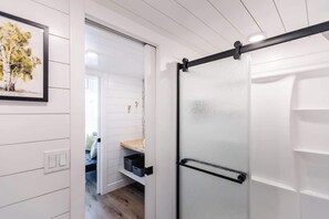 Shower, hair dryer, towels, soap - Zion Basecamp • Hot Tub • Mountain Biking & Hiking (Apple Valley)