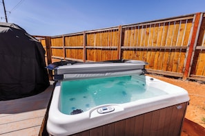 Outdoor spa tub - Zion Basecamp • Hot Tub • Mountain Biking & Hiking (Apple Valley)