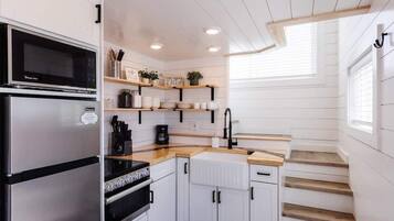 Cafetera y tetera, refrigerador, microondas y horno