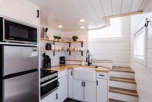 Fridge, microwave, oven, stovetop - Zion Basecamp • Hot Tub • Mountain Biking & Hiking (Apple Valley)