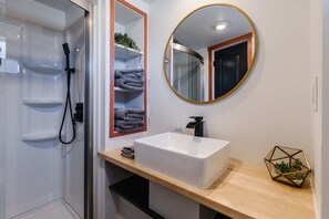 Een douche, een haardroger, handdoeken, zeep