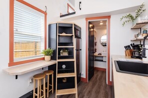 Een koelkast, een magnetron, een kookplaat