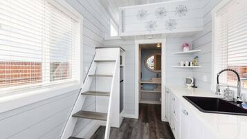 Een koelkast, een magnetron, een kookplaat