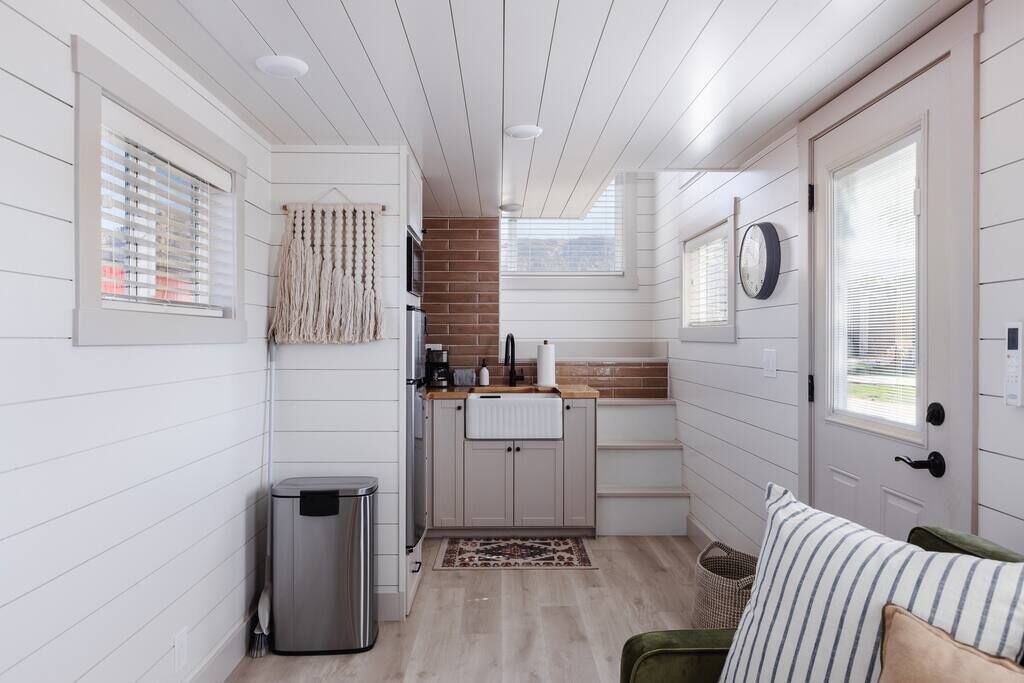 Kylskåp, mikrovågsugn, spishäll och kaffe- och tebryggare