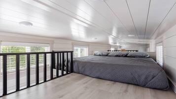 2 bedrooms, travel cot, WiFi, bed sheets