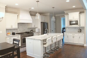 Fridge, microwave, oven, stovetop - 2026 Augusta Masters Week Luxury Rental, 7 Miles from Augusta National Golf Club (Martinez)