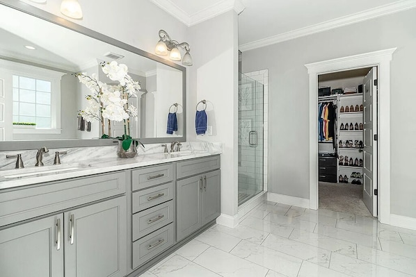 Shower, jetted bath, hair dryer, towels - 2026 Augusta Masters Week Luxury Rental, 7 Miles from Augusta National Golf Club (Martinez)
