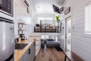 Cafetera o tetera, frigorífico, microondas y placa de cocina