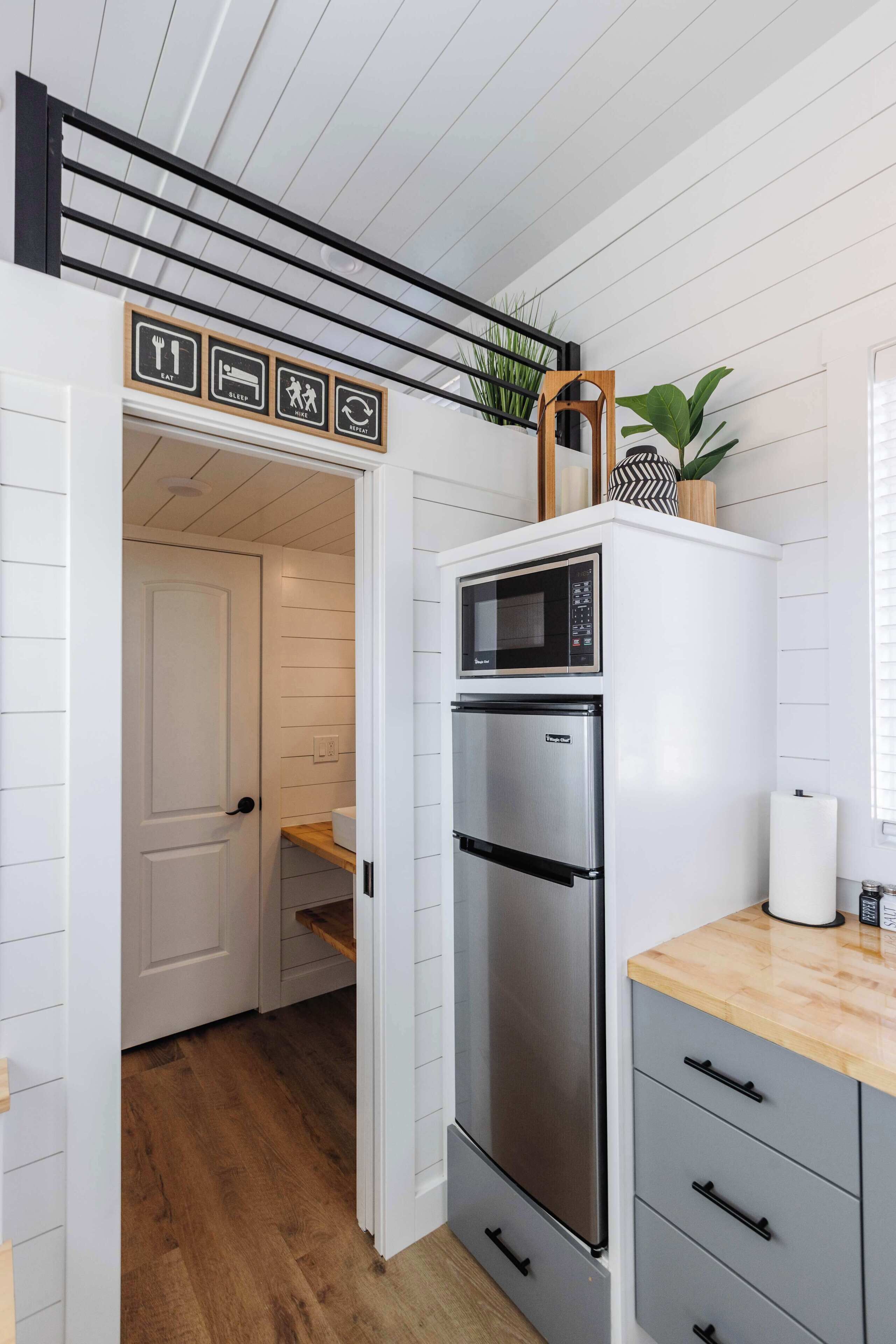 Coffee/tea maker, fridge, microwave, stovetop