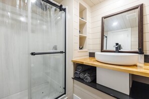 Een douche, een haardroger, handdoeken, zeep