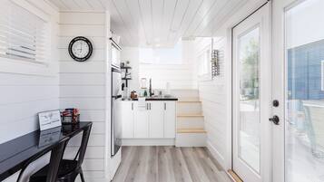 Een koelkast, een magnetron, een kookplaat