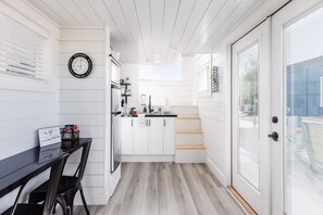 Een koelkast, een magnetron, een kookplaat