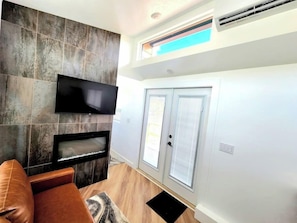 Una televisión, una chimenea, una oficina