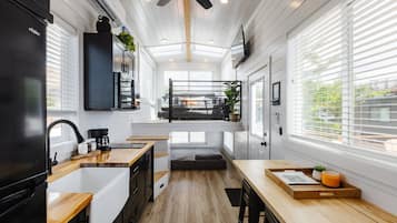 KĂźhlschrank, Mikrowelle, Wasserkocher mit Kaffee-/TeezubehĂśr