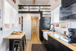 Kühlschrank, Mikrowelle, Wasserkocher mit Kaffee-/Teezubehör