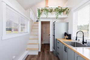 Een koelkast, een microgolfoven, een kookplaat