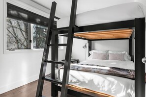 2 chambres, bureau, fer et planche à repasser, accès au Wi-Fi (inclus)