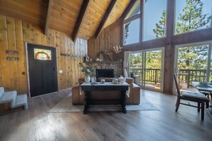 Smart TV, fireplace, video games - Arrowhead Woods, 3 stories mountain retreat with 3 bedrooms, 3 baths, fam room. (Lake Arrowhead)
