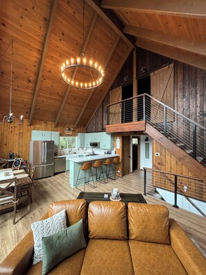 Smart TV, fireplace, video games - Arrowhead Woods, 3 stories mountain retreat with 3 bedrooms, 3 baths, fam room. (Lake Arrowhead)